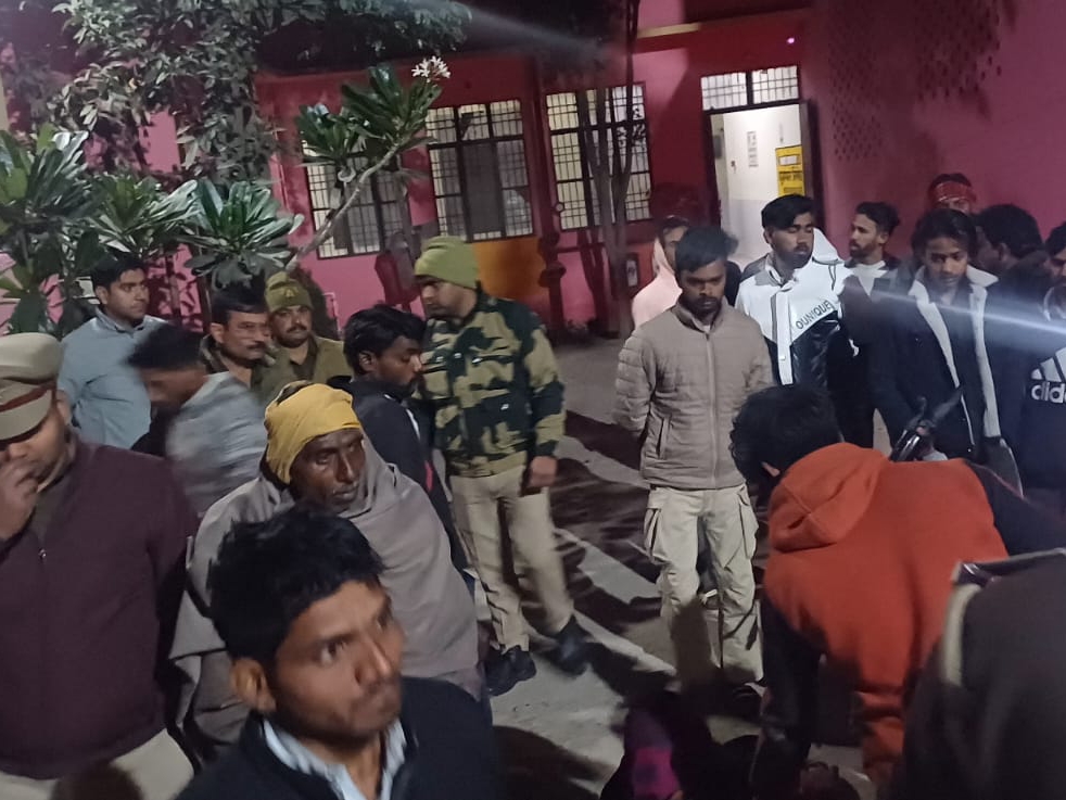 बिजनौर में दो दोस्तों की मौत के बाद अस्पताल में जुटे परिजन। - Dainik Bhaskar