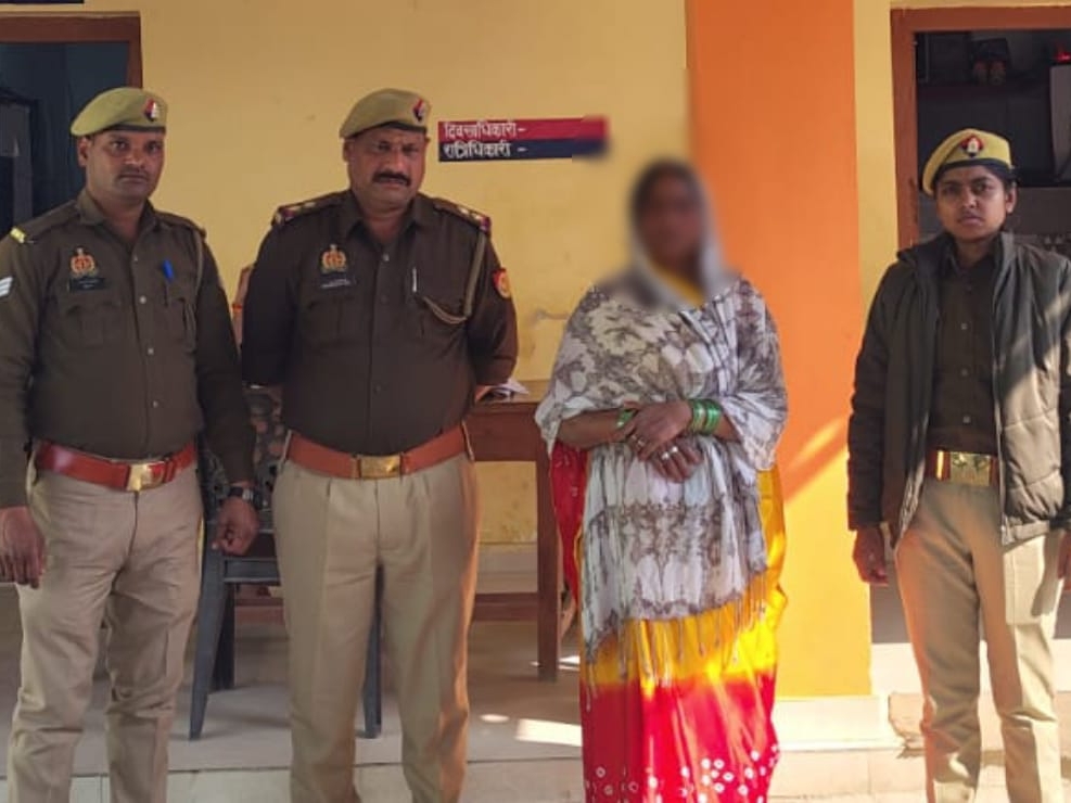 पुलिस गिरफ्त में आरोपी महिला