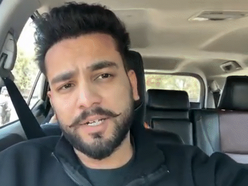 बिग बॉस ओटीटी सीजन 2 के विनर और यूट्यूब एल्विश यादव के साथ कार में दो युवक भी मौजूद थे।