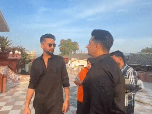 एल्विश यादव सांभर में अपने नए गाने की शूटिंग के लिए पहुंचे थे।