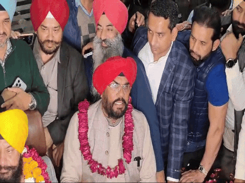 मंत्री कुलदीप सिंह धालीवाल ने मोती भाटिया को मेयर पद पर बैठाया था। - Dainik Bhaskar