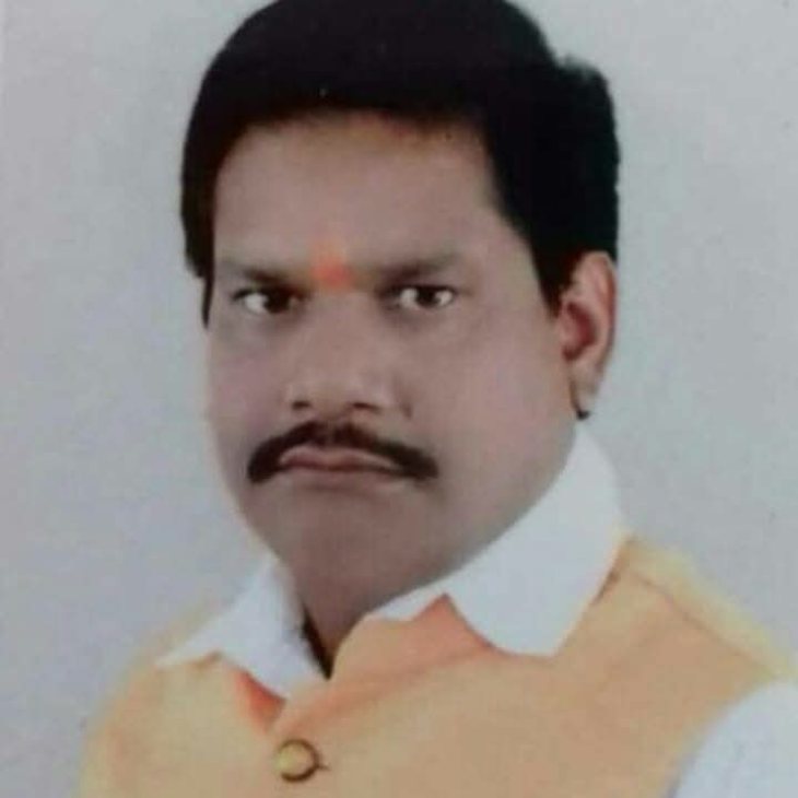 भाजपा पार्षद प्रत्याशी श्याम कार्तिक की तस्वीर है। इन्हीं को जनता ने पैसे बांटते रंगेहाथों पकड़ा है।