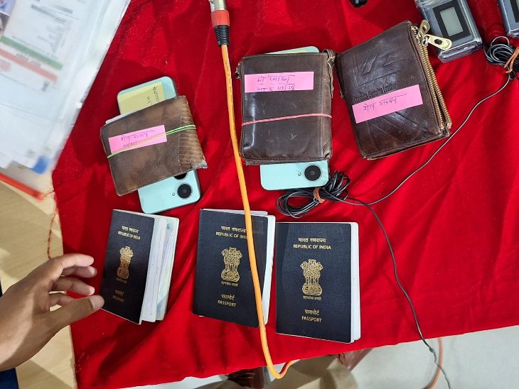 रायपुर पुलिस और एटीएस ने तीन बांग्लादेशी भाइयों से फर्जी दस्तावेज और पासपोर्ट जब्त किए हैं।