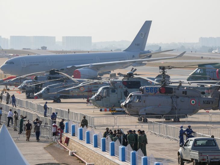 ਬੰਗਲੌਰ ਵਿੱਚ ਯੇਲਨੇਕਾ ਏਅਰ ਫੋਰਸ ਸਟੇਸ਼ਨ ਤੇ ਪ੍ਰਦਰਸ਼ਨਾਂ ਲਈ ਲੜਾਕੂ ਜਹਾਜ਼. - ਡੈਨਿਕ ਭਾਸਕਰ