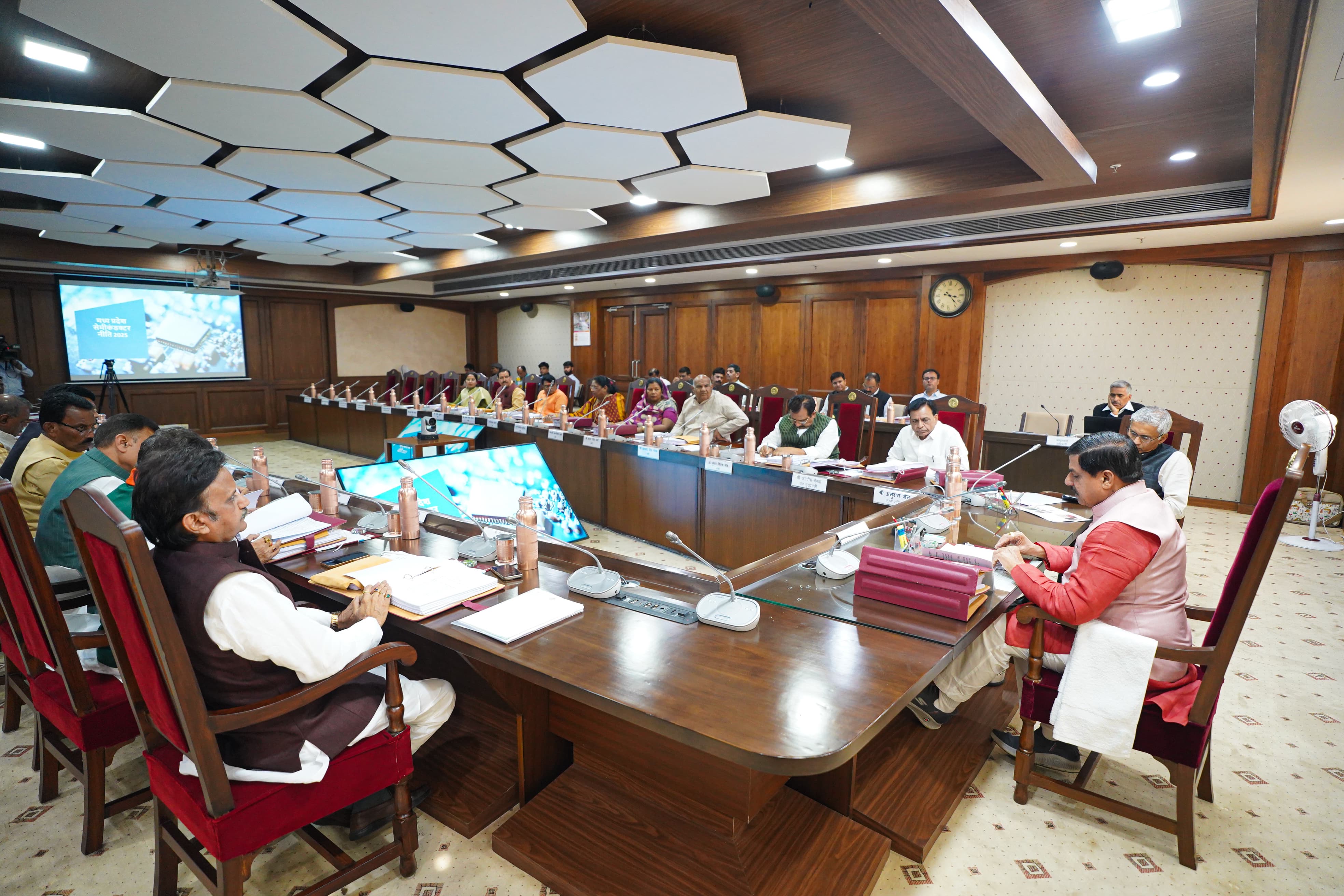 कैबिनेट बैठक में आज आईटी और एमएसएमई विभाग की नीतियों पर मुहर लग सकती है।