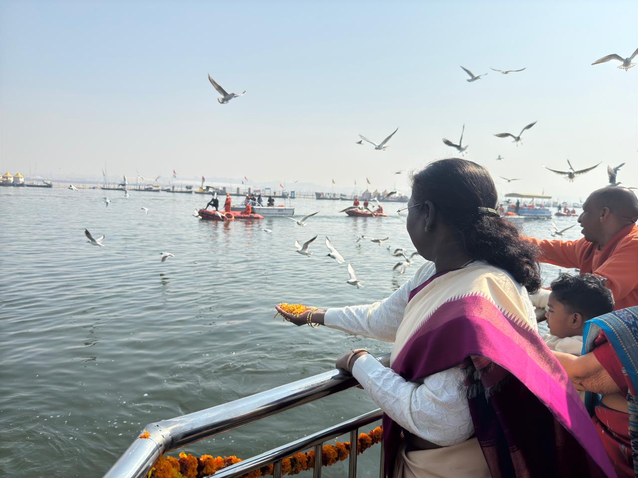 संगम जाते समय राष्ट्रपति ने पक्षियों को दाना खिलाया।