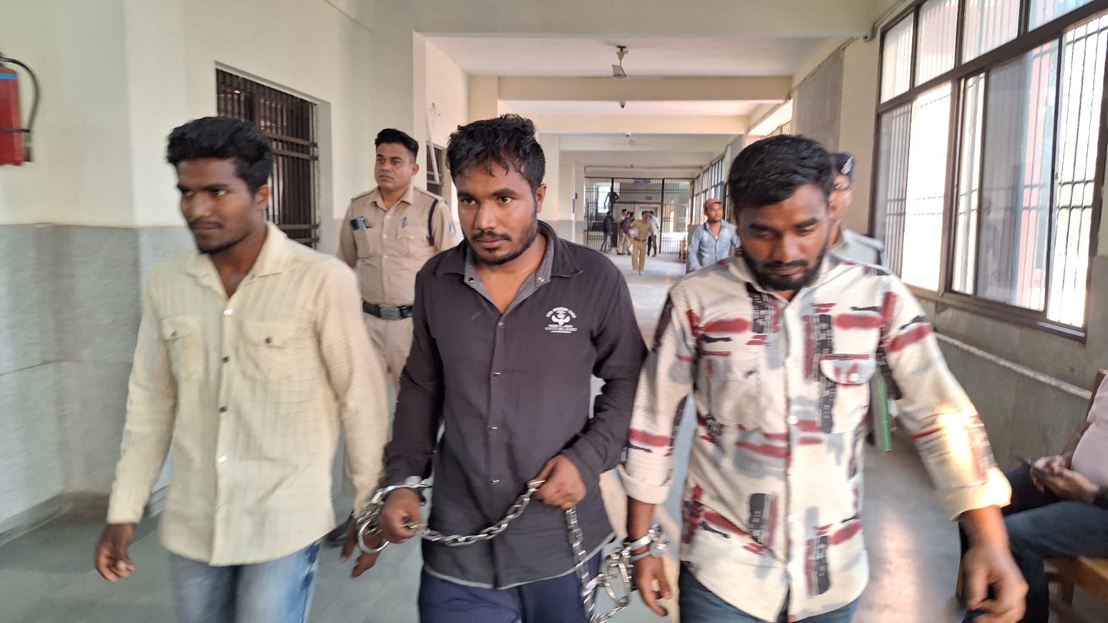 रायपुर पुलिस और ATS ने 3 बांग्लादेशी भाइयों को मुंबई एयरपोर्ट से गिरफ्तार किया है।