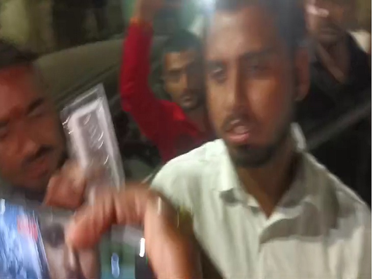 पूर्व पार्षद नितेश यादव और उसके हात में चांदी की मूर्ति - Dainik Bhaskar