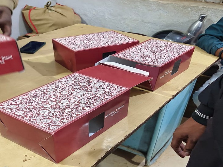 जामुल थाने में जब्त चांदी की मूर्तियां और डब्बे