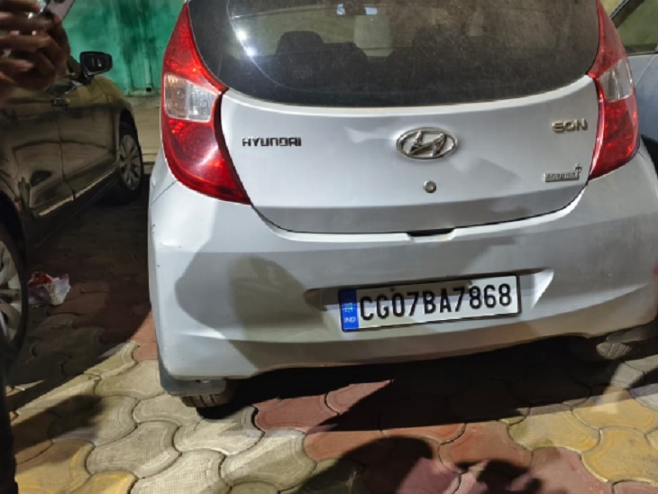 वो कार जिसमें से से जब्त की गई चांदी की मूर्तियां