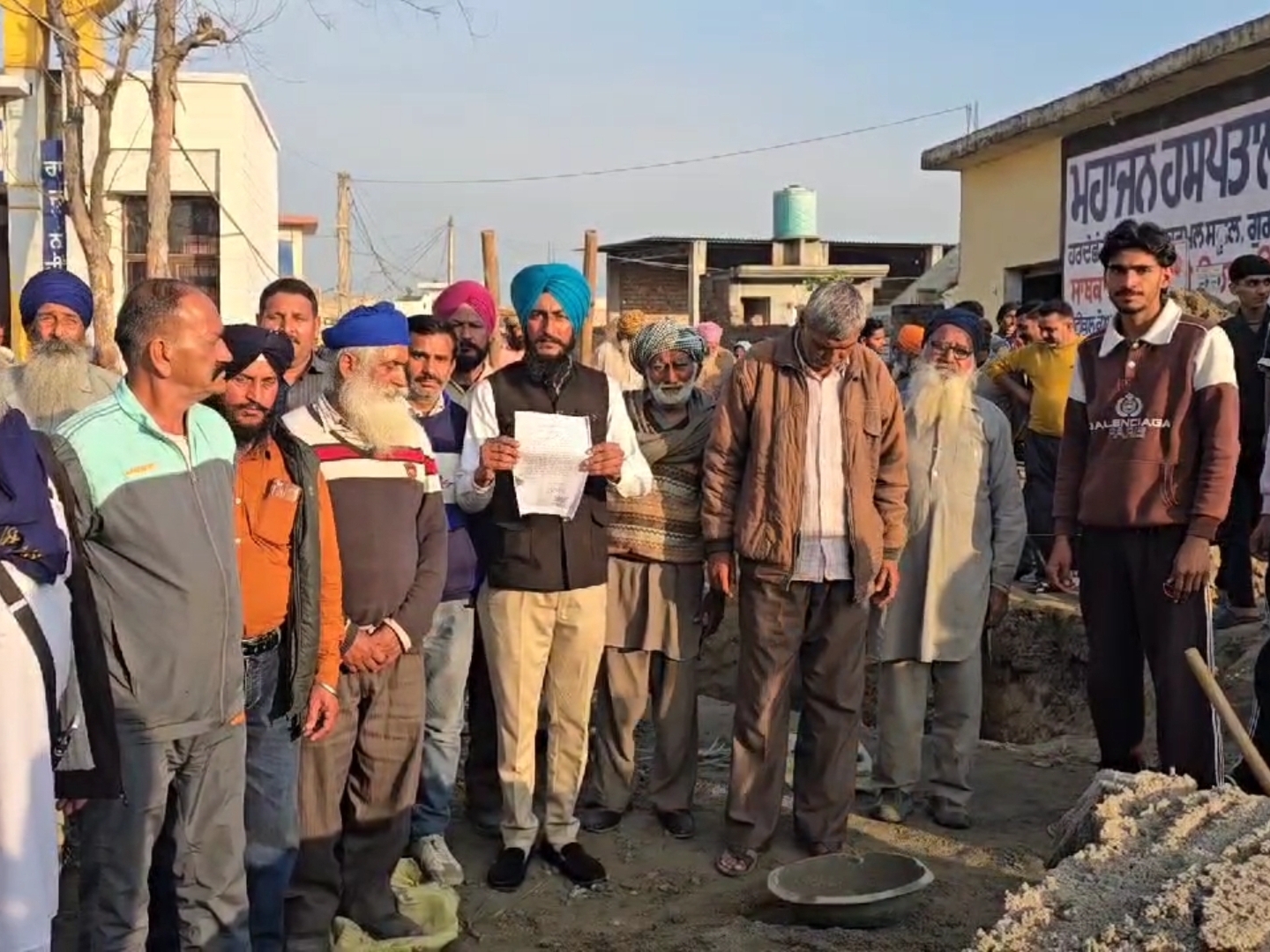 ਸਰਪੰਚ ਅਤੇ ਪਿੰਡ ਦੇ ਲੋਕ ਜਾਣਕਾਰੀ ਦਿੰਦੇ ਹਨ.