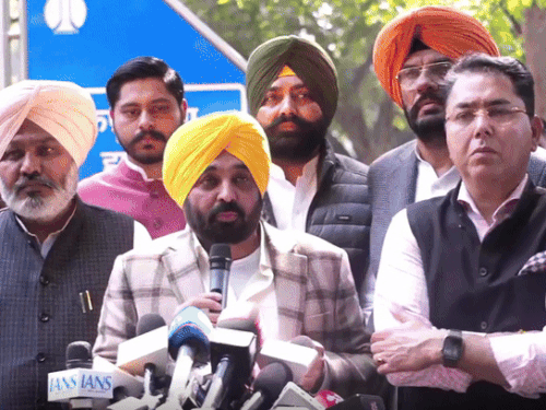 विधायकों की मीटिंग के बाद मीडिया से बात करते पंजाब के मुख्यमंत्री भगवंत सिंह मान। - Dainik Bhaskar