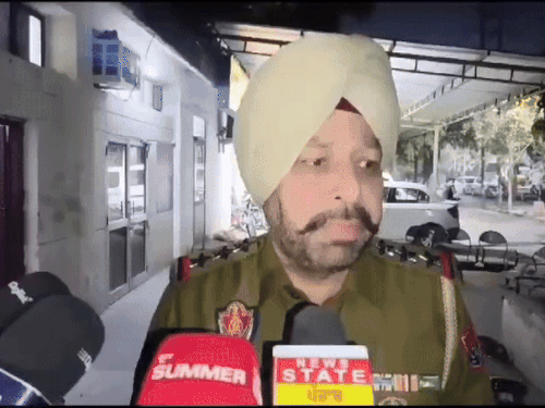 ਥਾਨਾ ਡਵੀਜ਼ਨ ਨੰਬਰ 2 ਦੇ ਗੁਰਜੀਤ ਸਿੰਘ ਮੀਡੀਆ ਨੂੰ ਜਾਣਕਾਰੀ ਦਿੰਦੇ ਹੋਏ.