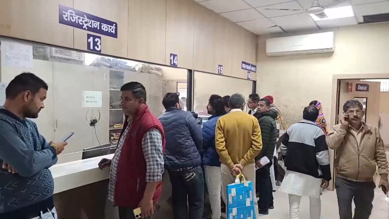 तहसील में काम करवाने के दौरान स्थानीय लोग
