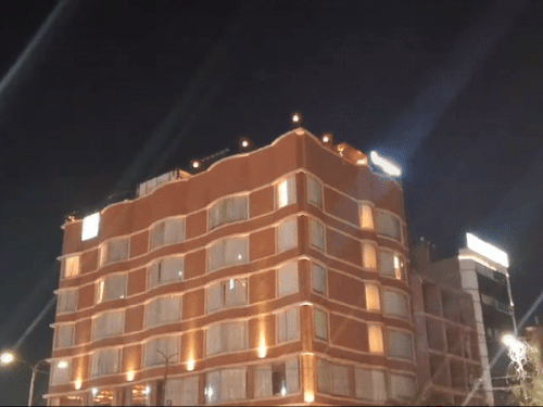 ਤੁਕਾਂਡ ਖੁਦਕੁਸ਼ੀ ਛੇਵੀਂ ਮੰਜ਼ਲ ਤੋਂ ਛਾਲ ਮਾਰ ਦਿੱਤੀ ਗਈ ਹੋਟਲ.