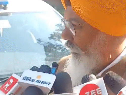 दिल्ली पहुंचने के बाद मीडिया से बात करते AAP के विधायक मनविंदर ग्यासपुरा, चेतन सिंह जौड़ामाजरा और ब्रह्मशंकर जिंपा। - Dainik Bhaskar