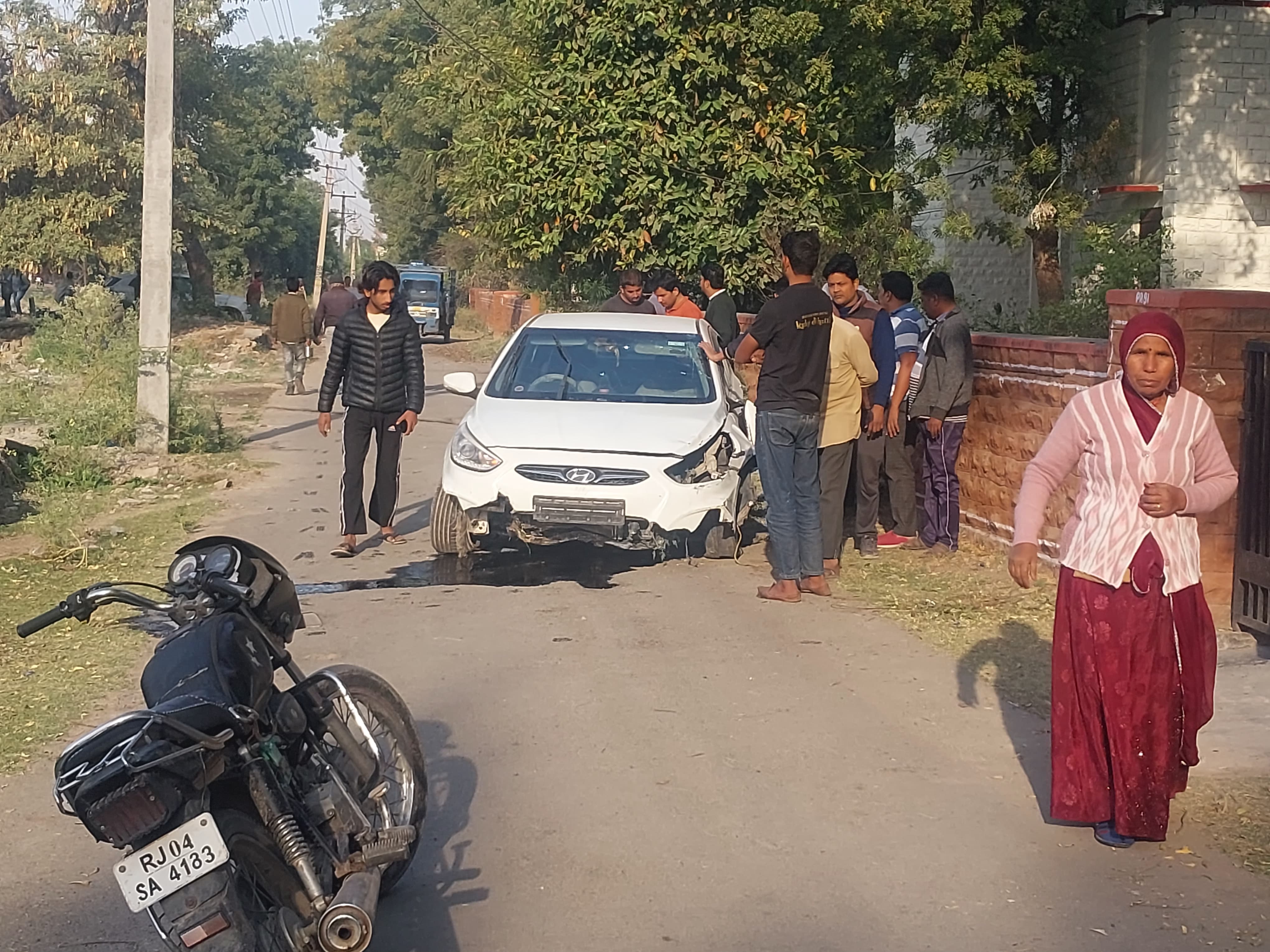 Uncontrolled car hits bike riding couple, husband dies | बेकाबू कार ने ...