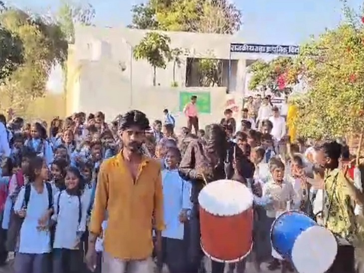 ढोल की थाप पर झूमते हुए