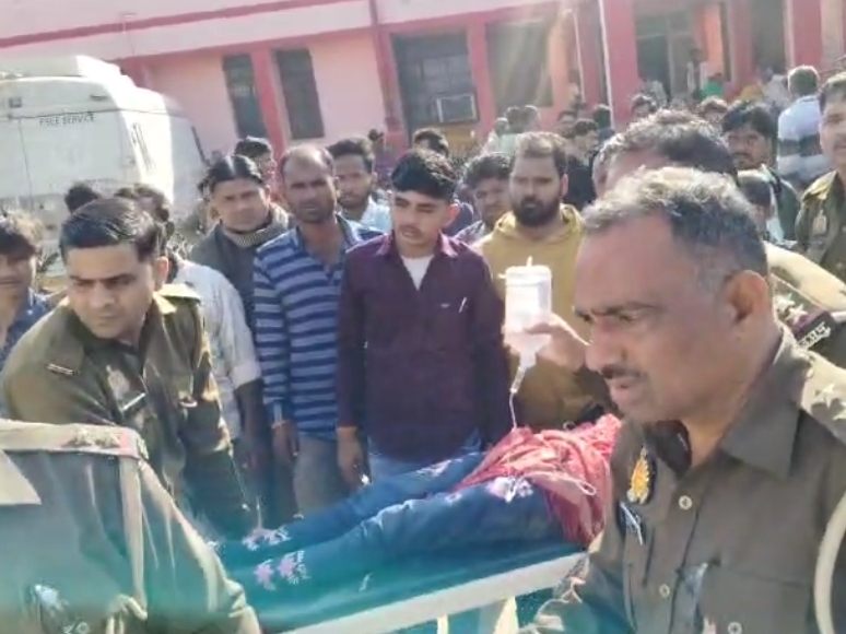 टैक्टर पलटने के बाद घायलों को इलाज के लिए ले जाते पुलिसकर्मी।