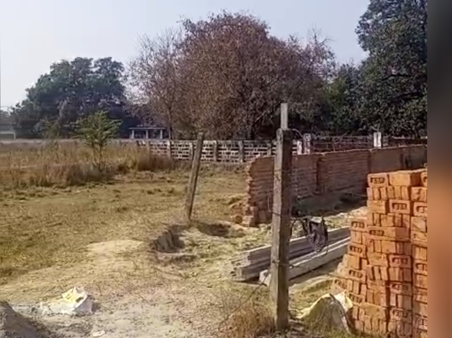 पेट्रोल पंप मालिक ने रास्ते पर पिलर लगाकर अवैध कब्जा किया।