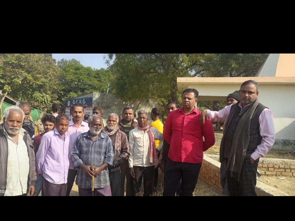 देवरई कलां गांव के लोगों ने आक्रोश जताया।