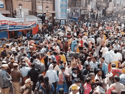 काशीमध्ये वेगवेगळ्या ठिकाणी 4 जणांचा मृत्यू: तीन भाविक बेशुद्ध पडले, प्रशासनाने रुग्णालयात नेले; प्रकृती सुधारल्यानंतर घरी पाठवले महाकुंभातून परतणारे भाविक काशीला येत आहेत, त्यामुळे रस्ते गर्दीने भरलेले आहेत.