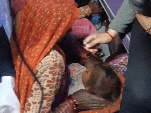 ਮਹਾਂਕੁੰਹਮ ਜਾਣ ਜਾ ਰਹੀ ਰੇਲ ਗੱਡੀਆਂ ਵਿੱਚ ਬਹੁਤ ਭੀੜ ਹੈ ਜੋ ਲੋਕ ਟਾਇਲਟ ਵਿੱਚ ਯਾਤਰਾ ਕਰ ਰਹੇ ਹਨ ਅਤੇ ਯਾਤਰਾ ਕਰ ਰਹੇ ਹਨ. - ਡੈਨਿਕ ਭਾਸਕਰ