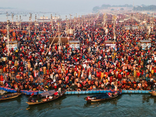 12 ਫਰਵਰੀ ਨੂੰ ਮਾਘੀ ਪੂਰਨਤਾ ਇਸ਼ਨਾਨ ਲਈ ਅਰਦਾਸਾਗਰਾਜਜ ਵਿਚ ਇਕ ਵੱਡੀ ਭੀੜ ਹੈ. ਲੋਕ ਸਾਰੇ ਘਾਤਕਾਂ ਤੇ ਨਹਾ ਰਹੇ ਹਨ.