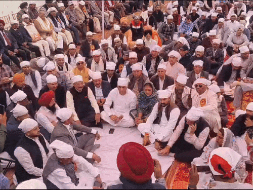 ਮੰਤਰੀ ਅਤੇ ਹੋਰ ਨੇਤਾ ਧਾਮ ਨਾਲ ਪਹੁੰਚੇ.