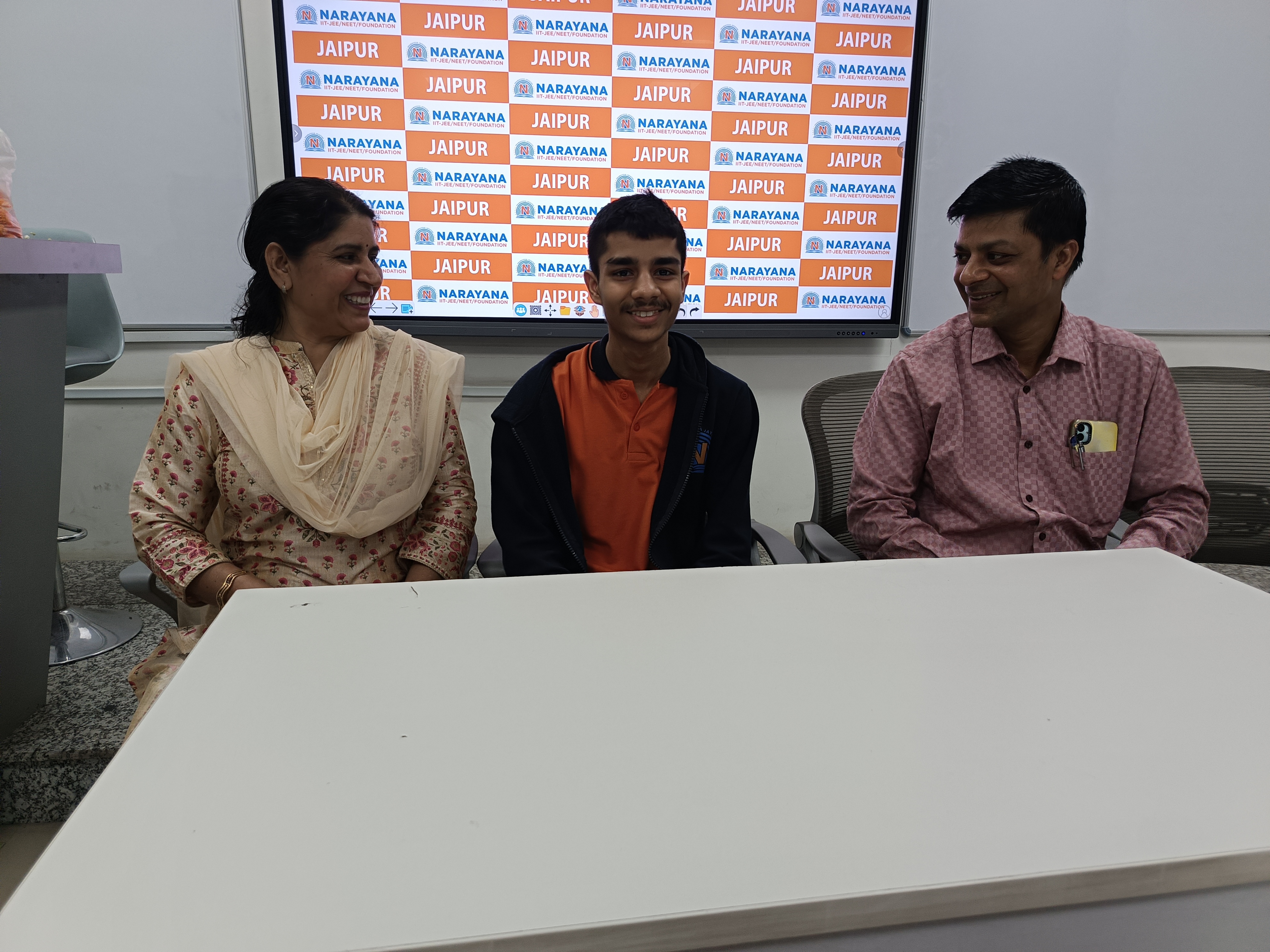 अपने माता-पिता के साथ आयुष ने सफलता का मंत्र शेयर किया।