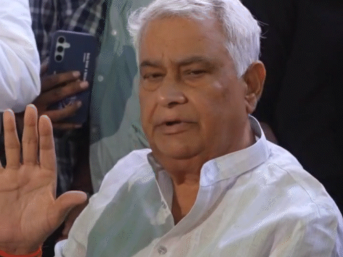 ਕੈਬਨਿਟ ਮੰਤਰੀ ਕਿਰੋਰੀ ਲਾਲ ਮੀਨਾ ਨੂੰ ਆਪਣੀ ਸਰਕਾਰ ਨੂੰ ਘੇਰਿਆ ਗਿਆ ਹੈ. ਉਨ੍ਹਾਂ ਨੇ ਵੀ ਆਖਰੀ ਦੋ ਕੈਬਨਿਟ ਮੀਟਿੰਗਾਂ ਵਿਚ ਸ਼ਾਮਲ ਨਹੀਂ ਹੋਏ.