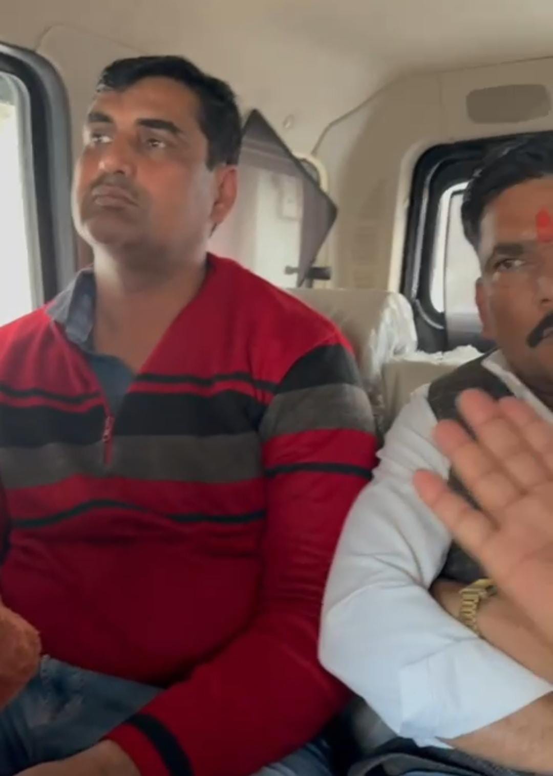 तस्वीर में पकड़े गए एजेंट पंकज और हरेंदर हैं