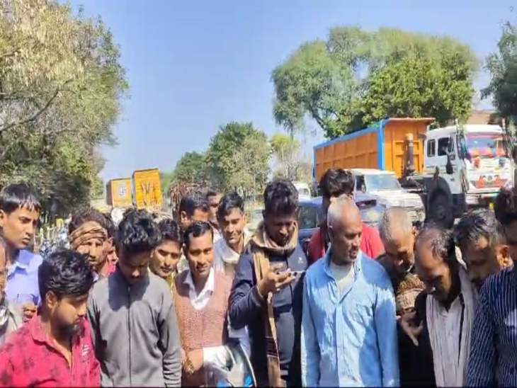 आगर-मुंबई हाईवे पर हादसे के बाद मौके पर लोगों की भीड़ जुट गई।