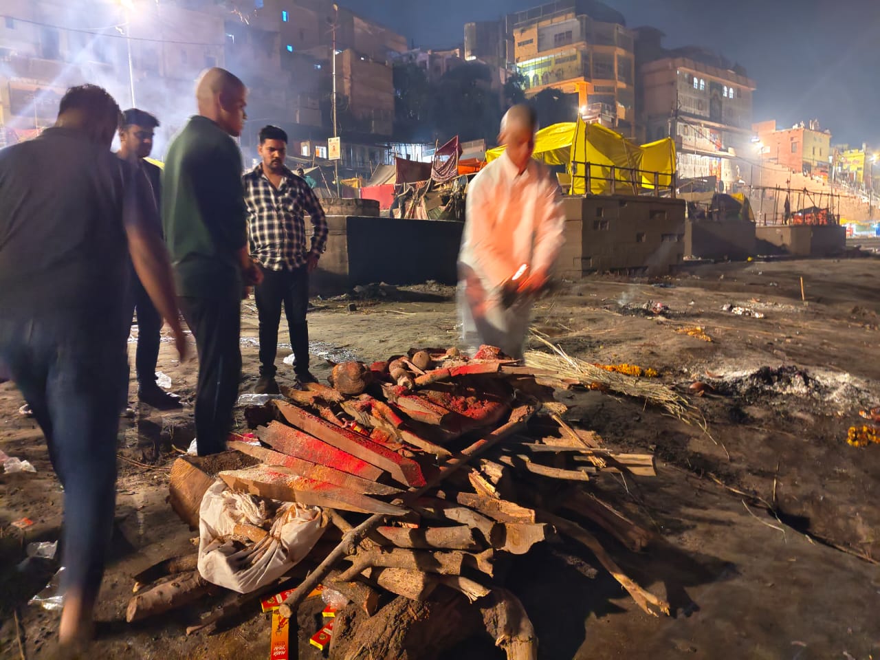काशीमध्ये वेगवेगळ्या ठिकाणी 4 जणांचा मृत्यू: तीन भाविक बेशुद्ध पडले, प्रशासनाने रुग्णालयात नेले; प्रकृती सुधारल्यानंतर घरी पाठवले सिलिगुडीतील व्यावसायिकावर हरिश्चंद्र घाटावर अंत्यसंस्कार करण्यात आले.