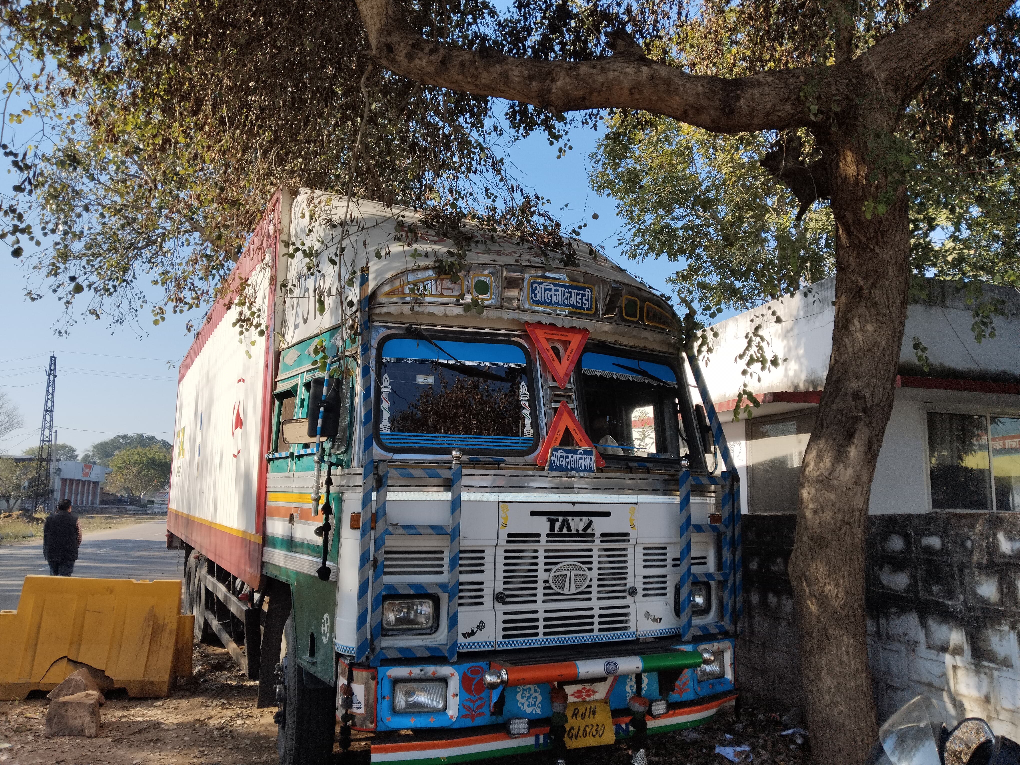 पुलिस ने नाकाबंदी कर कंटेनर को कब्जे में लिया है।