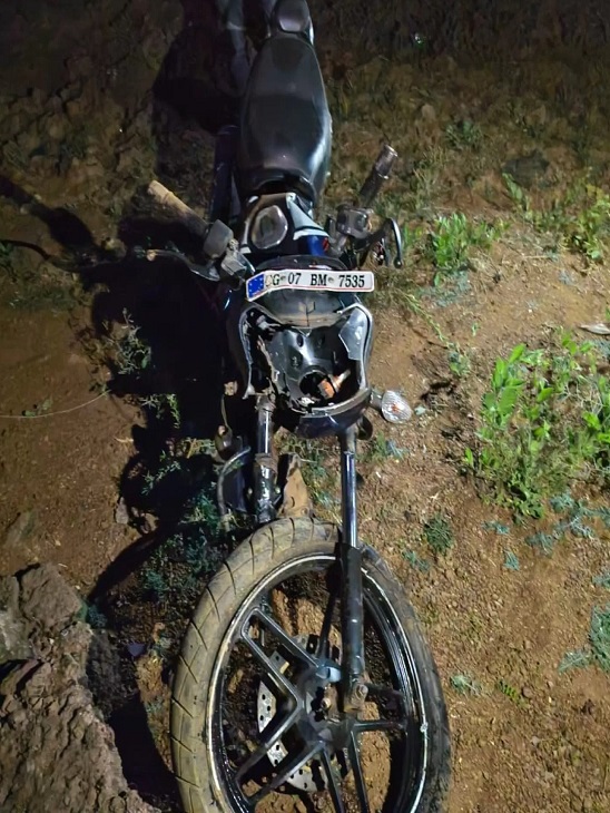 तेज रफ्तार में टक्कर से बाइक के उड़े परखच्चे