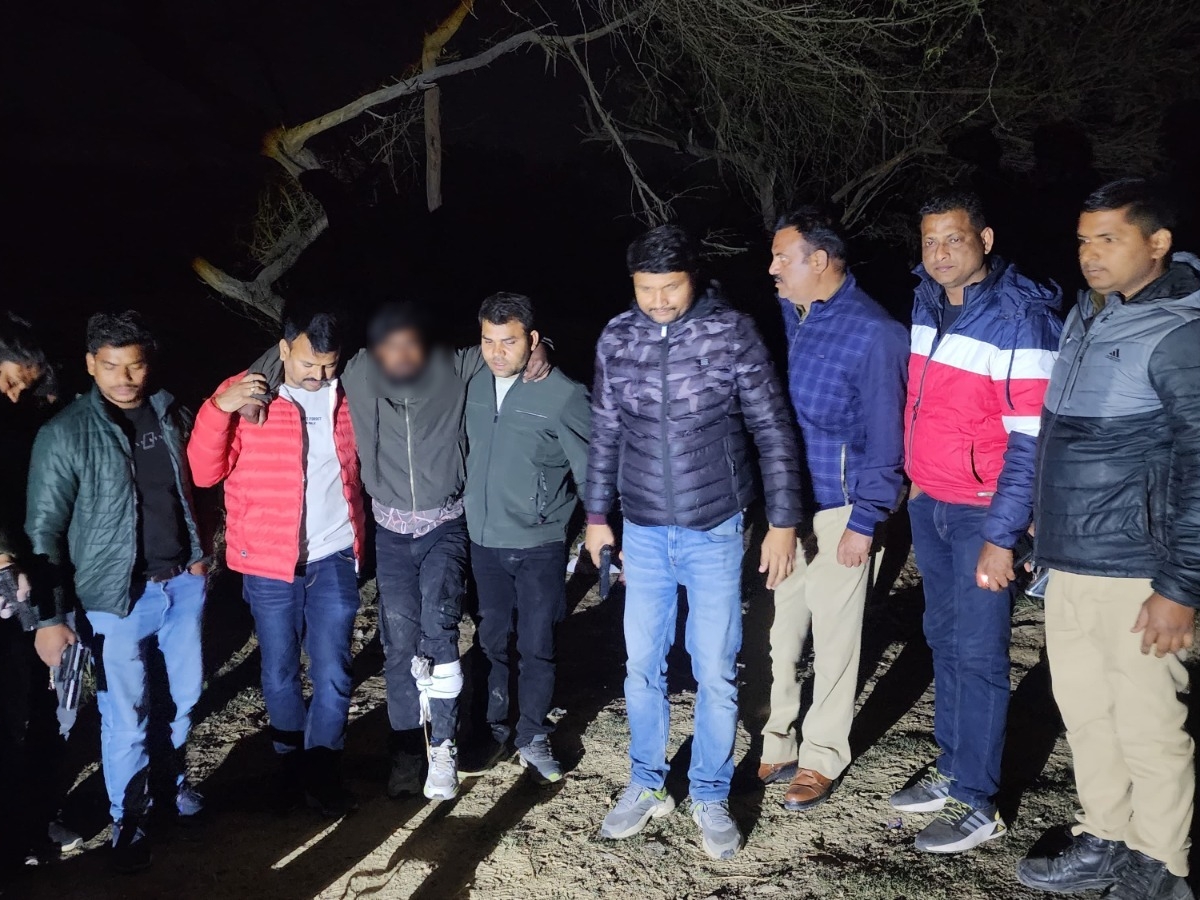 घायल आरोपी को ले जाती पुलिस टीम।