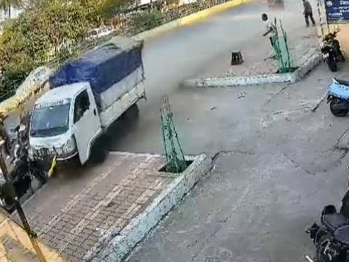 रायपुर में बेकाबू मेटाडोर ने 4 लोगों की मारी टक्कर।