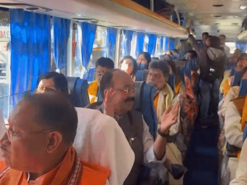 प्रयागराज एयरपोर्ट से बस के जरिए संगम स्थल रवाना हुए। रास्ते भर सभी भजन गाते रहे।