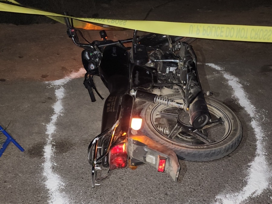 इसी बाइक से भाग रहे थे दोनों।