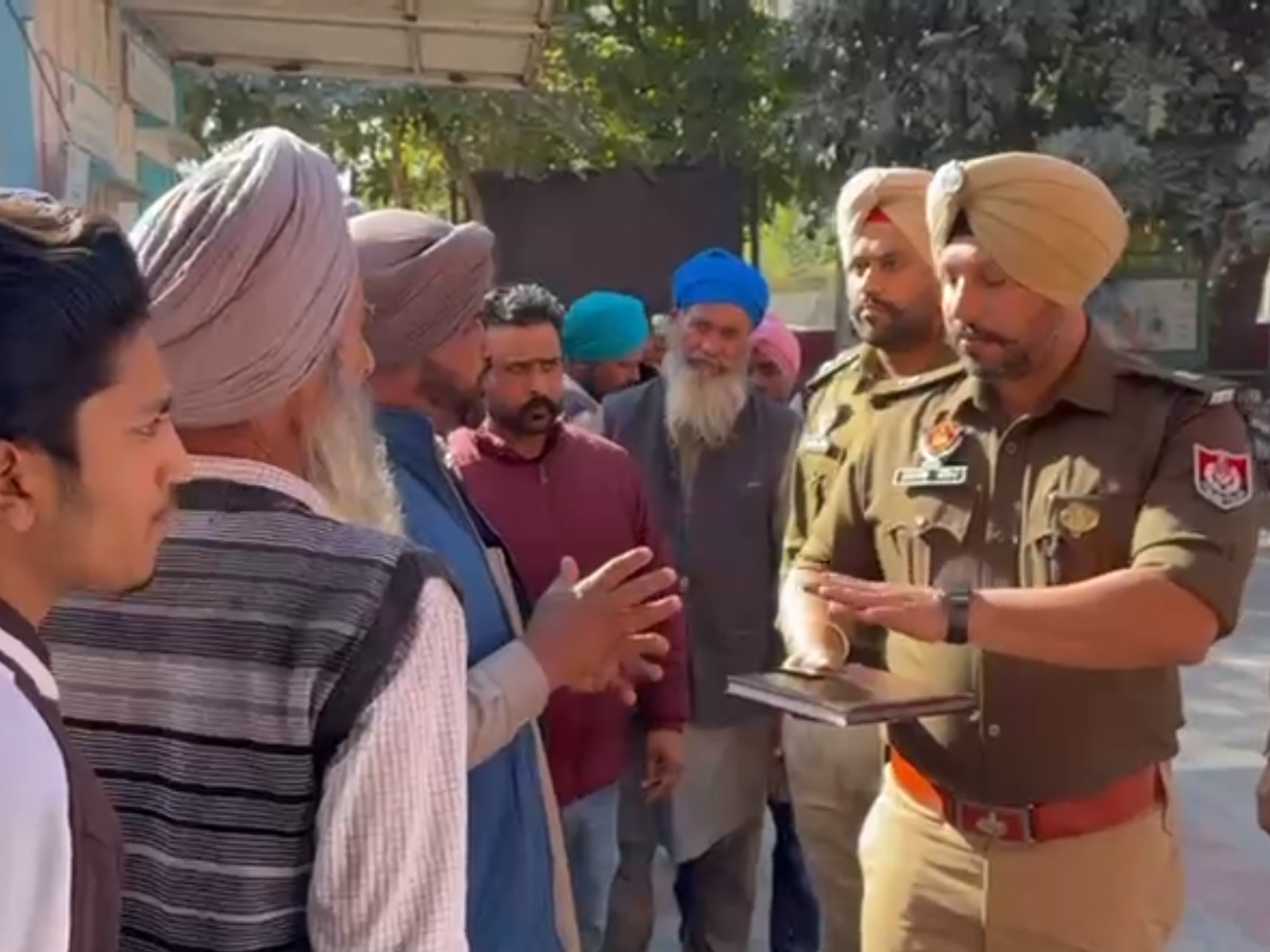ਸਪੈਡ ਯਗਰਾਜ ਸਿੰਘ ਨੇ ਪਿੰਡ ਵਾਸੀਆਂ ਨੂੰ ਪੁੱਛਗਿੱਛ ਕਰਦਿਆਂ ਐਸ ਪੀ ਡੀ ਯਗਰਾਜ ਸਿੰਘ.