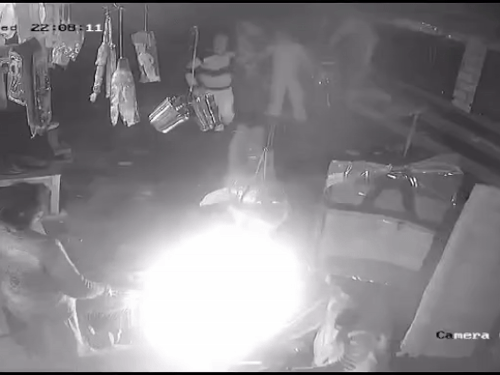 ਲੋਕ ਦੁਕਾਨ ਤੇ ਹਮਲਾ ਕਰ ਰਹੇ ਹਨ.