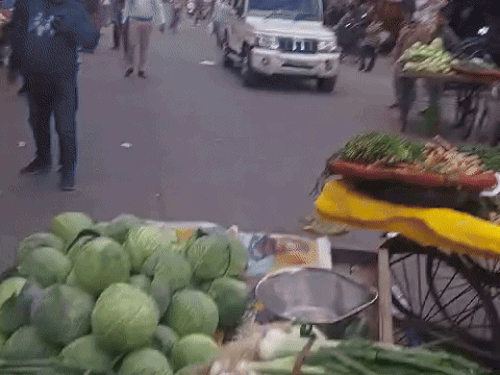 ਜਨਕੁਪੀਈ ਬਾਜ਼ਾਰ ਵਿੱਚ ਨਗਰ ਨਿਗਮ ਟੀਮ ਵਿੱਚ ਪਹੁੰਚਣ ਤੋਂ ਬਾਅਦ ਇੱਥੇ ਅਤੇ ਉਥੇ ਸੜਕਾਂ ਨੂੰ ਘੇਰਿਆ ਗਿਆ.