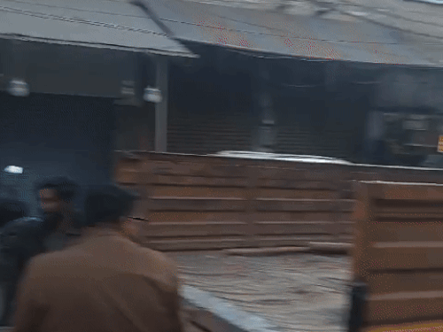 ਮਿ municipal ਂਸਪਲ ਟੀਮ ਇਕ ਹੌਕਰ ਨੂੰ ਫੜਦੀ ਹੈ.