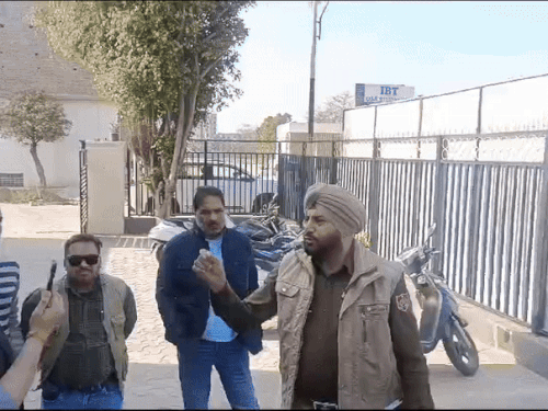 ਪੁਲਿਸ ਅਧਿਕਾਰੀ ਮੈਰੋ ਤੋਂ ਪੁਲਿਸ ਅਧਿਕਾਰੀ ਪਹੁੰਚੇ, ਪਰ ਗੁੰਡਸ਼ਾਨ ਕੁਮਾਰ ਨੇ ਉਸਨੂੰ ਨਹੀਂ ਮਿਲਿਆ.