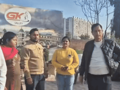 ਗੁਲਸ਼ਨ ਅਤੇ ਜਸਵੰਤ ਸਿੰਘ ਜੀ ਕੇ ਅਸਟੇਟ ਦੇ ਦਫਤਰ ਵਿੱਚ ਬਹਿਸ ਕਰਦੇ ਹਨ.