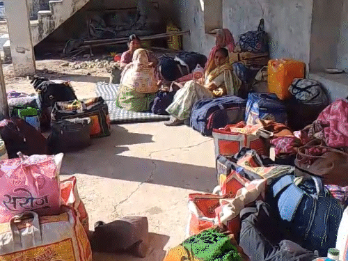 हादसे के बाद बस में सवार सभी यात्रियों को सिमलिया (कोटा) इलाके के कराड़िया के पास नाड़ा का हनुमान मंदिर परिसर में ठहराया गया है।