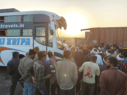 दिल्ली-मुंबई 8 लेन एक्सप्रेस-वे पर कोटा के सिमलिया में श्रद्धालुओं से भरी बस हादसे का शिकार हो गई।