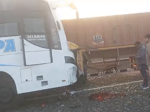 खड़े ट्रक से बस बाएं साइड से टकराई, जिसकी वजह से ड्राइवर सुरक्षित रह गया। मौके का फायदा उठाकर वह श्रद्धालुओं को छोड़कर भाग गया।