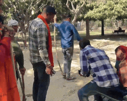 मुरादाबाद में लाठी-डंडे लेकर पहरा देते बजरंगदल कार्यकर्ता।